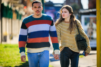 stripes jumper, couple, yellos mustard jumper, multicolor jumper, knitwear, jeans, classic denim, leather pants, black pants, dark green handbag, fashion week, frenchystyle, FW, jonathan paciullo, street style, atmosphere details, horizontal