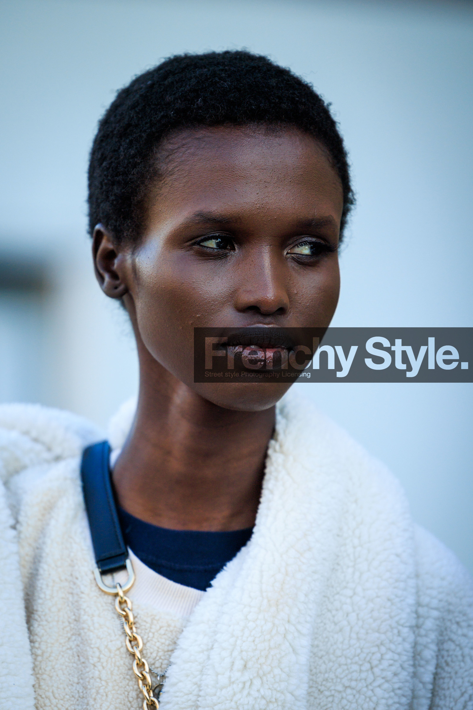 model, nude make up, short hair, white top, fashion week, frenchystyle, FW, jonathan paciullo, street style, PARIS, PFW, SPRING SUMMER 2022, SS 22, atmosphere details, detail, vertical