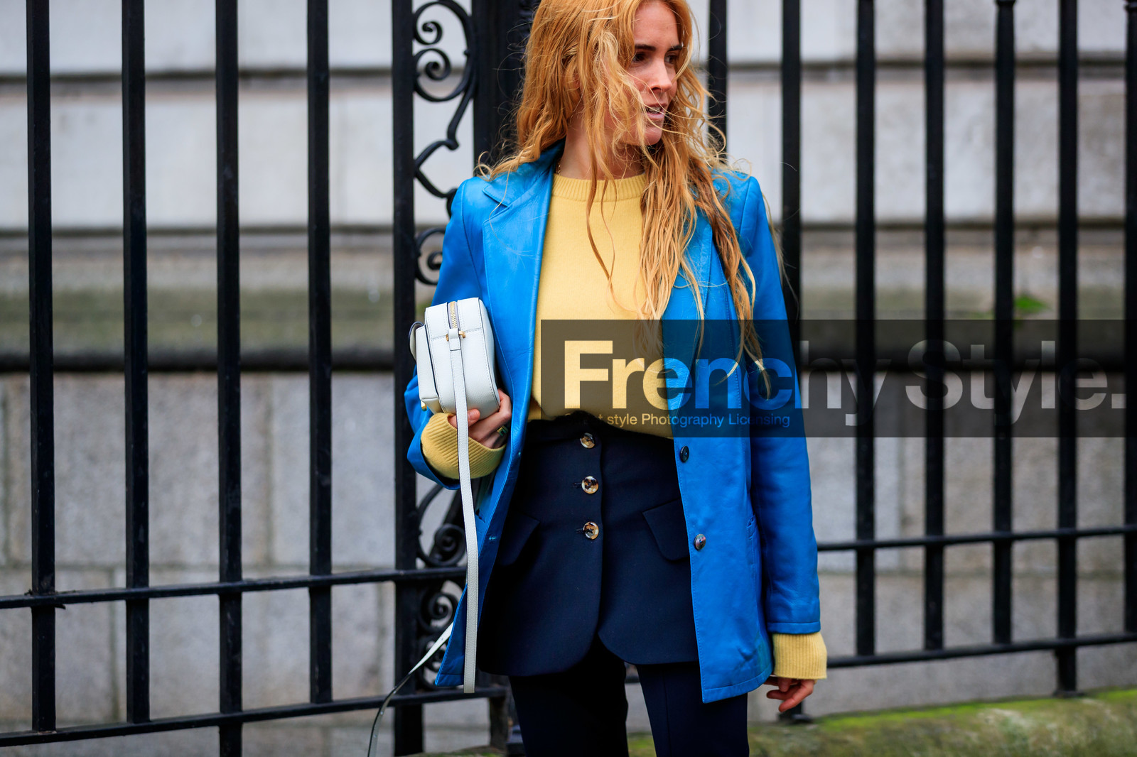 blanca miro scrimieri, white leather bag, coccinelle bag, light blue leather jacket, light yellow pullover, navy blue pants, navy blue skirt, button skirt, mini skirt, layered pants, layered skirt, fashion week, frenchystyle, FW, jonathan paciullo, street style, LFW, LONDON, AUTUMN WINTER 2020-2021, FALL WINTER 2020-2021, FW 20-21, horizontal, atmosphere details, detail