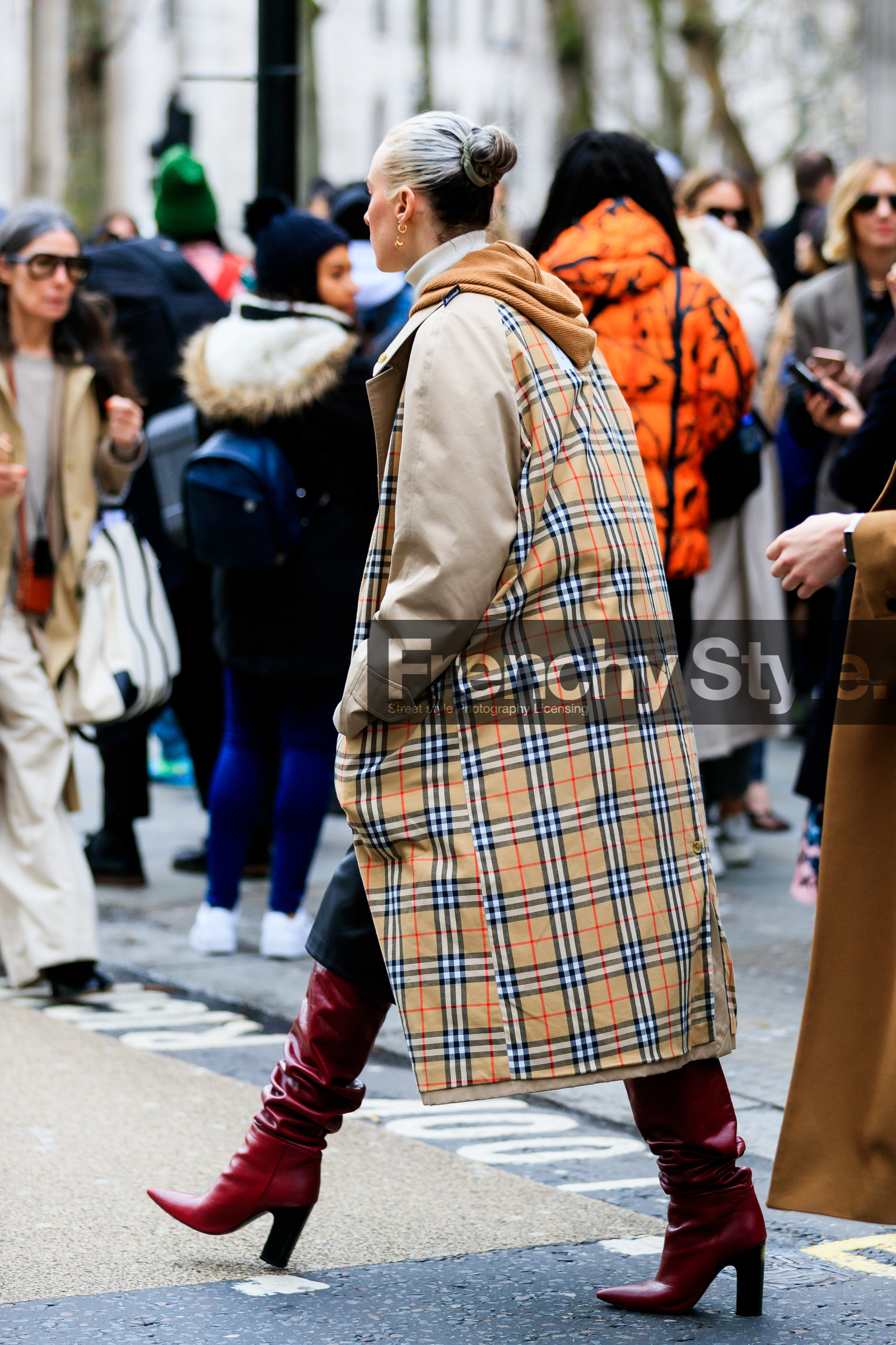 flora macdonald johnston, back details, beige trench coat, checked trench coat, beige hoodie, beige pullover, burgundy leather boots, high boots, high heels boots, white pullover, turtleneck pullover, fashion week, frenchystyle, FW, jonathan paciullo, street style, LFW, LONDON, AUTUMN WINTER 2020-2021, FALL WINTER 2020-2021, FW 20-21, vertical, full length