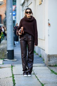 full brown look, brown jumper, brown pants, leather pants, knitted jumper, black sunglasses, braided pouch, leather pouch, white shoes, fashion week, frenchystyle, FW, jonathan paciullo, street style, MFW, MILAN, FALL WINTER 2022_2023, AUTUMN WINTER 2022-2023, FW 22-23, vertical, full length