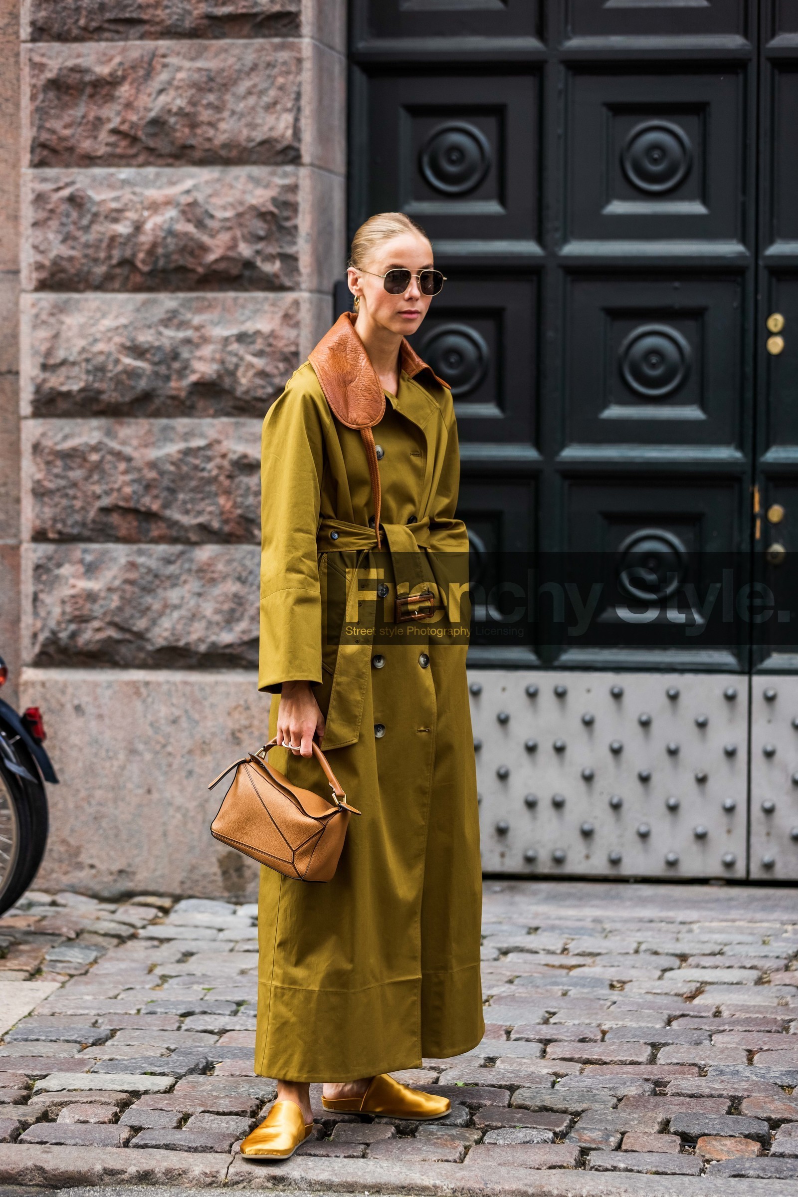aviator, bag, belted trench, brown bag, camel bag, gold sandals, khaki trench, leather bag, leather collar, loewe bag, long trench, mules, sandals, sunglasses, trench, trenchcoat, yellow mules, Hilda Sandstrom, fashion week, frenchystyle, FW, jonathan paciullo, street style, SPRING SUMMER 2022, SS 22, COPENHAGEN, CPHFW, vertical, full length
