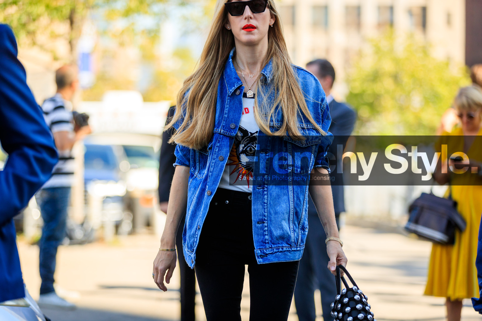 atmosphere details, black denim, blue denim, denim jacket, denim pants, detail, fashion week, frenchystyle, FW, horizontal, jeans, joanna hillman, jonathan paciullo, NEW YORK, NYFW, printed t shirt, SPRING SUMMER 2018, SS 18, street style, sunglasses, trousers, white t shirt