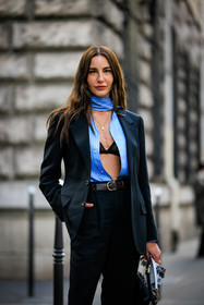 black suit, blue shirt, brown belt, blue scarf, small bag, black handbag, buttones blazer, black bra, ece sukan, street style, jonathan paciullo, FW, frenchystyle, fashion week, AUTUMN WINTER 2022-2023, FALL WINTER 2022_2023, FW 22-23, PFW, PARIS, vertical, detail
