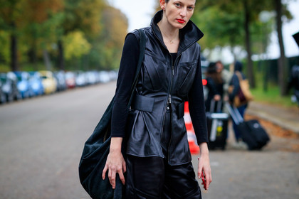 model, black top, black total look, fashion week, frenchystyle, FW, jonathan paciullo, street style, SPRING SUMMER 2020, SS 20, PFW, PARIS, horizontal, atmosphere details, detail