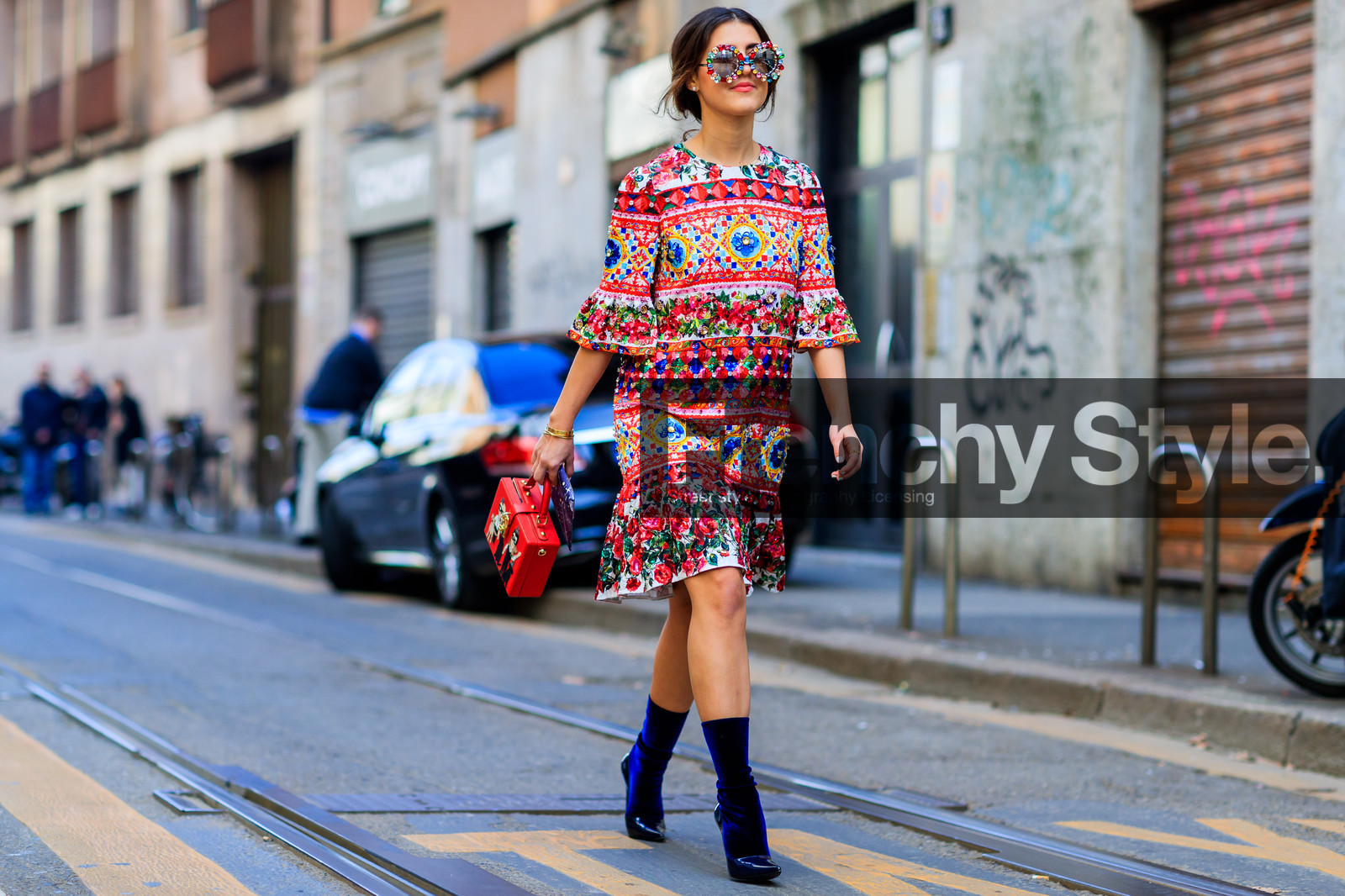 atmosphere details, AUTUMN WINTER 2017-2018, AW 17-18, blue boots, dolce & gabbana, drawings, embroidered bag, embroidered dress, FALL WINTER 2017-2018, fashion week, frenchystyle, full length, fun sunglasses, FW, FW 17-18, high heels, horizontal, jonathan paciullo, leather bag, leather shoes, MFW, MILAN, multicolor bag, printed dress, red bag, red dress, sequined bag, sequined dress, street style, sunglasses, velvet