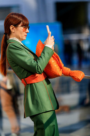 green jacket, green pants, belted jacket, orange belt, orange leather bag, plaited bag, plaited leather bag, bottega veneta bag, orange jacket, metalic frame sunglasses, smoked sunglasses, fashion week, frenchystyle, FW, jonathan paciullo, street style, MFW, MILAN, AUTUMN WINTER 2020-2021, FALL WINTER 2020-2021, FW 20-21, vertical, atmosphere details, detail