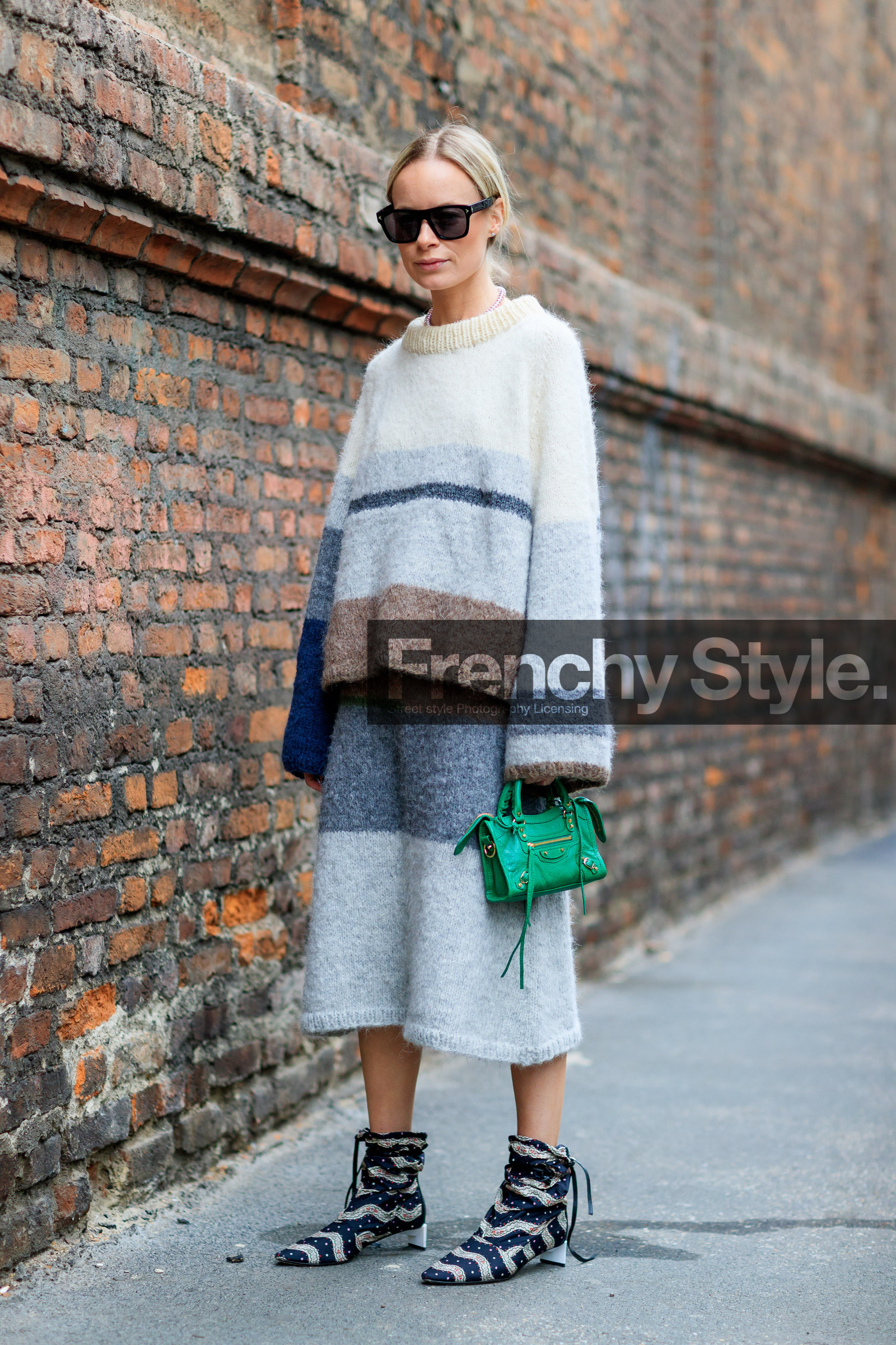 AUTUMN WINTER 2017-2018, AW 17-18, balenciaga, beige skirt, beige sweater, FALL WINTER 2017-2018, fashion week, frenchystyle, full length, FW, FW 17-18, graphic shoes, graphic skirt, green bag, grey skirt, grey sweater, jonathan paciullo, leather bag, leather shoes, MFW, MILAN, printed shoes, printed skirt, printed sweater, street style, striped sweater, sunglasses, vertical, white skirt, white sweater, wool skirt, wool sweater