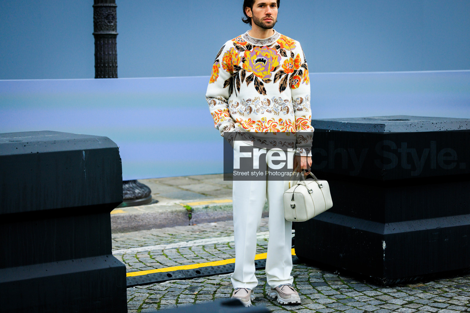 floral jumper, knitwear, multicolor jumper, white jumper, white trousers, chunky shoes, grey shoes, white bag, fashion week, frenchystyle, FW, jonathan paciullo, street style, PFW, PARIS, menswear, FALL WINTER 2022-2023, AUTUMN WINTER 2022-2023, FW 22-23, atmosphere details, detail, horizontal