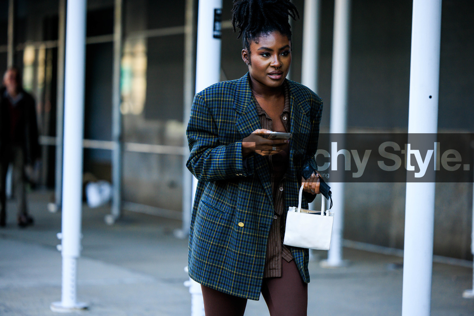 tweed oversized blazer, white mini cabas bag, brown leggins, fashion week, frenchystyle, FW, jonathan paciullo, street style, NYFW, NEW YORK, AUTUMN WINTER 2022-2023, FALL WINTER 2022_2023, FW 22-23, atmosphere details, horizontal