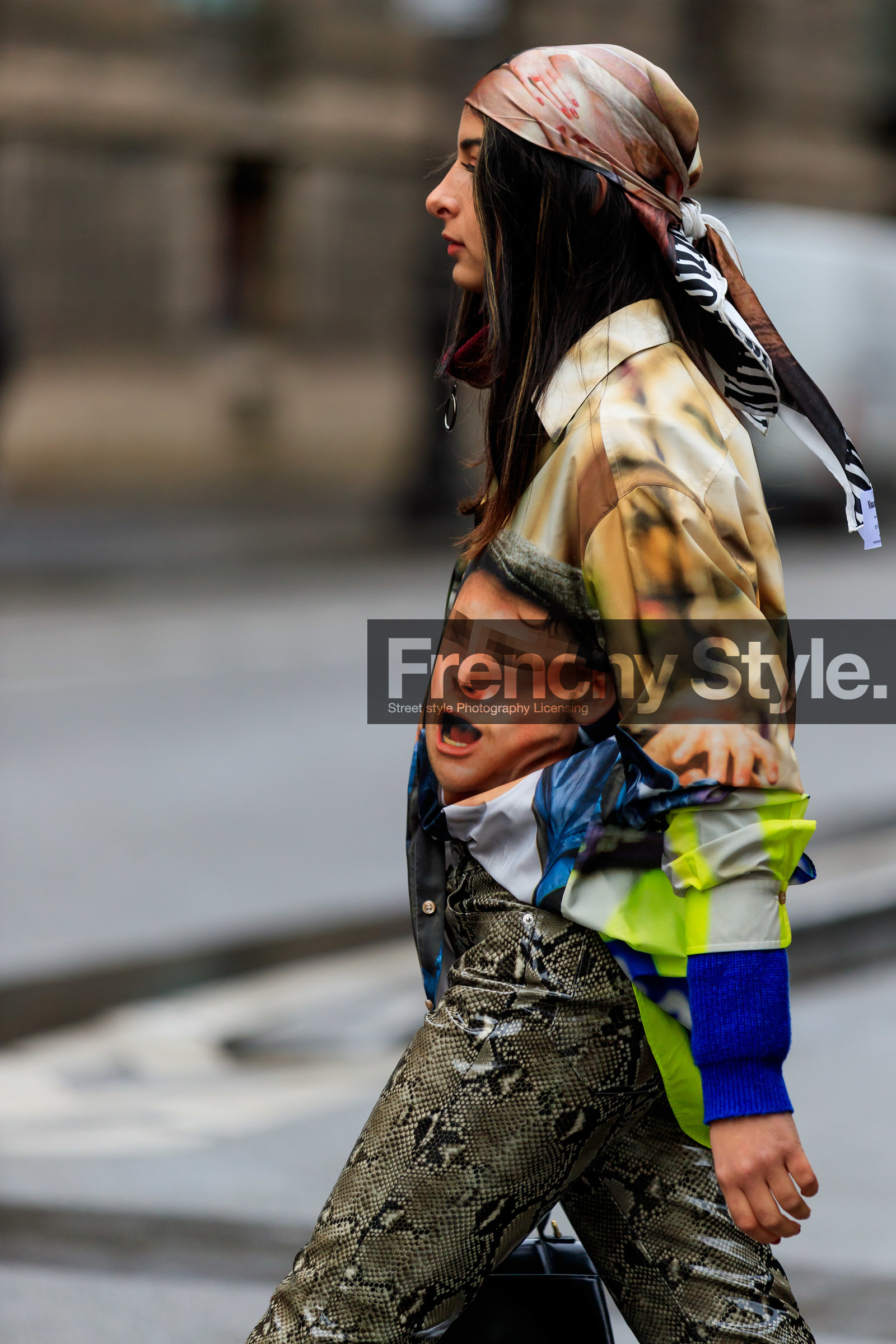 printed scarf, printed shirt, face printed shirt, silk scarf, beige scarf, beige shirt, animal skin pants, beige leather pants, hair scarf, fashion week, frenchystyle, FW, jonathan paciullo, street style, PFW, PARIS, vertical, atmosphere details, detail