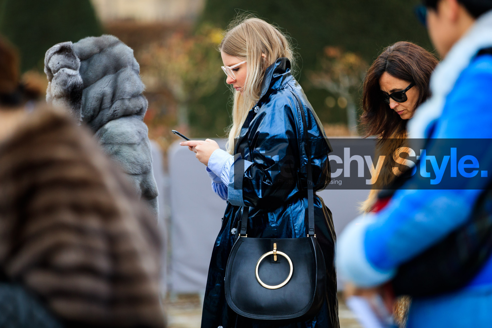 black bag, black coat, leather bag, leather coat, sunglasses, tone on tone, total look black, trench coat, fashion week, frenchystyle, FW, jonathan paciullo, street style, PFW, PARIS, AUTUMN WINTER 2018-2019, FALL WINTER 2018-2019, FW 18-19, horizontal, atmosphere details