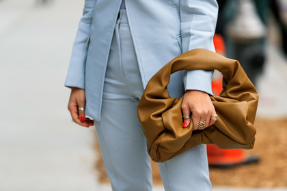 danielle bernstein, light grey jacket, light grey pants, light grey suits, camel leather bag, bottega veneta bag, multi rings, golden rings, silvered ring, diamond ring, close up detail, bag detail, fashion week, frenchystyle, FW, jonathan paciullo, street style, FALL WINTER 2020-2021, AUTUMN WINTER 2020-2021, FW 20-21, horizontal, atmosphere details, detail, NYFW, NEW YORK