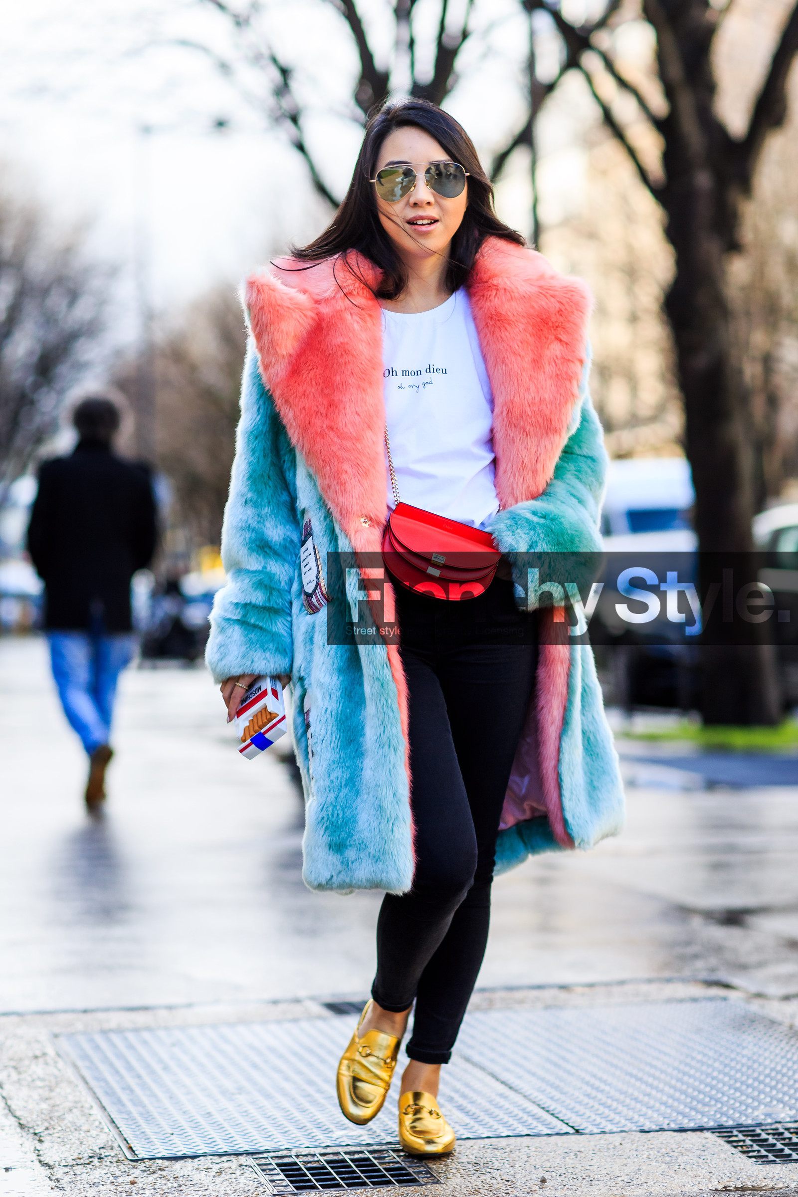AUTUMN WINTER 2016-2017, aviator sunglasses, AW 16-17, black leggings, blue coat, blue fur, chloe, FALL WINTER 2016-2017, fashion week, frenchystyle, full length, fur coat, FW, FW 16-17, golden shoes, gucci, jonathan paciullo, leather bag, loafers, mini bag, mocassins, PARIS, PFW, pink fur, red bag, red fur, shiny shoes, shiny slippers, street style, sunglasses, trousers, vertical, white t shirt, yuwei zhangzou
