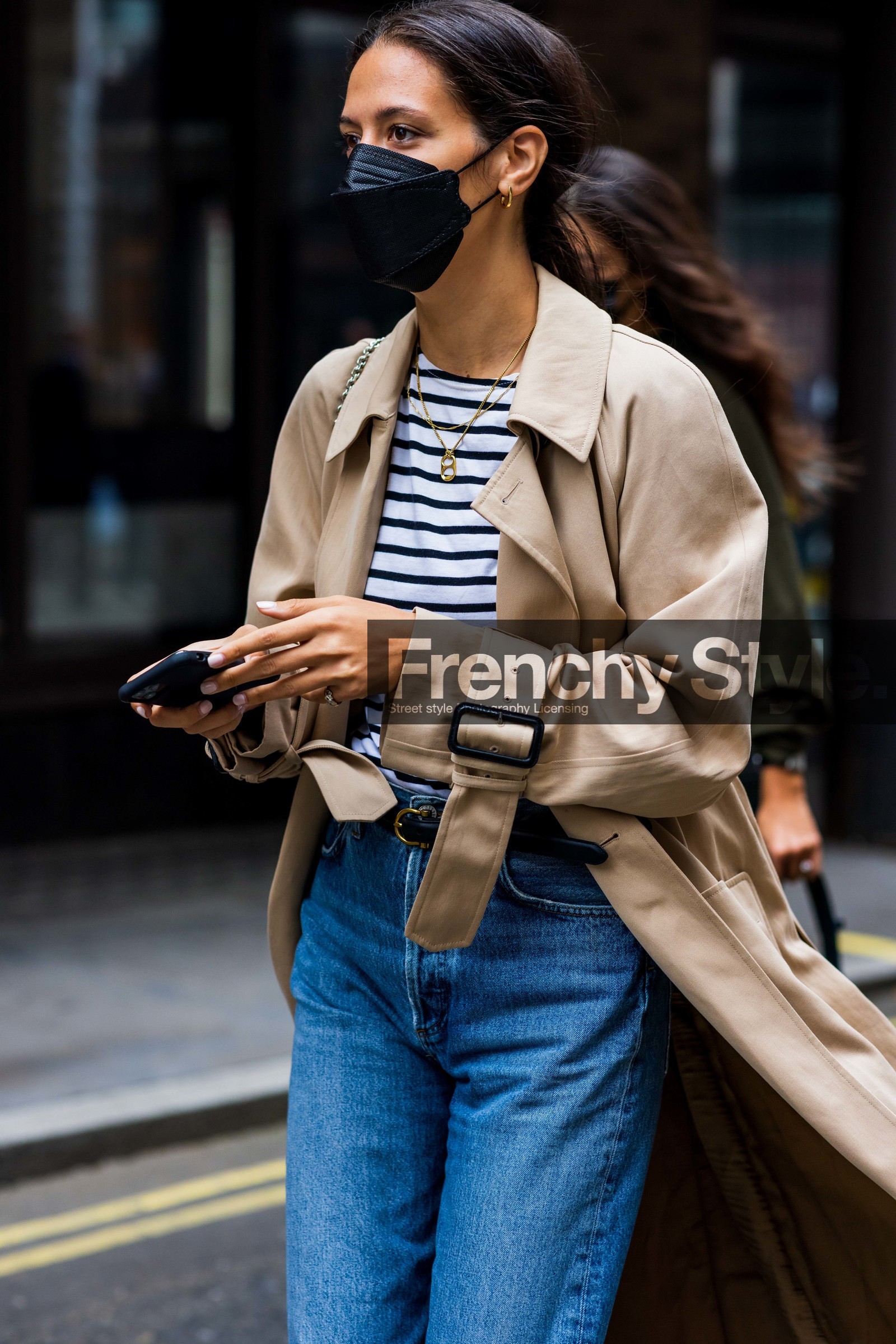 trench, beige, stripes, tshirt, jeans, denim, fashion week, frenchystyle, FW, jonathan paciullo, street style, SS 22, SPRING SUMMER 2022, LFW, LONDON, vertical, atmosphere details, detail