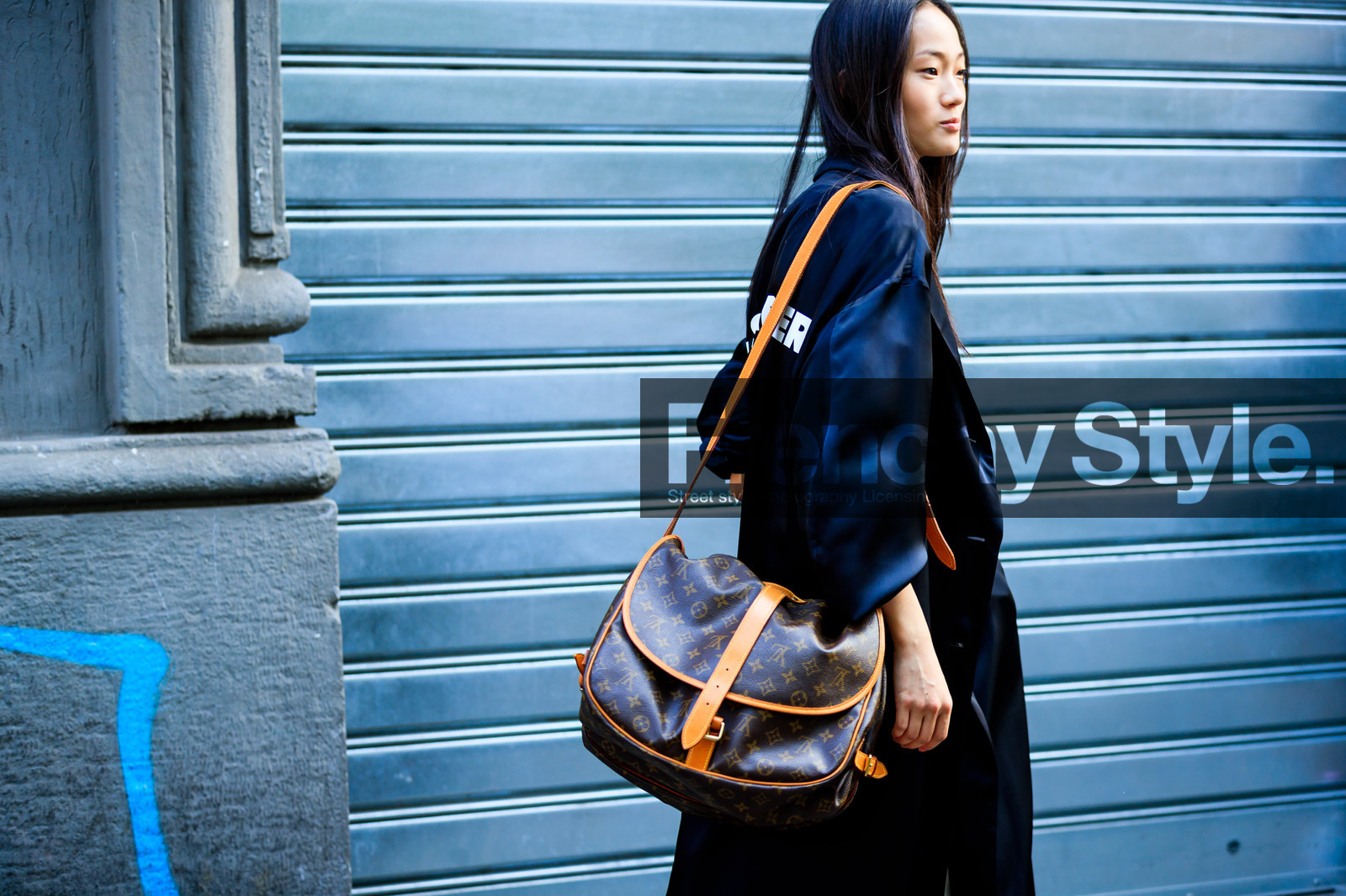 black jacket, brown bag, graphic bag, leather bag, louis vuitton, model, monogram, printed bag, fashion week, frenchystyle, FW, jonathan paciullo, street style, MFW, MILAN, SPRING SUMMER 2019, SS 19, atmosphere details, horizontal, detail