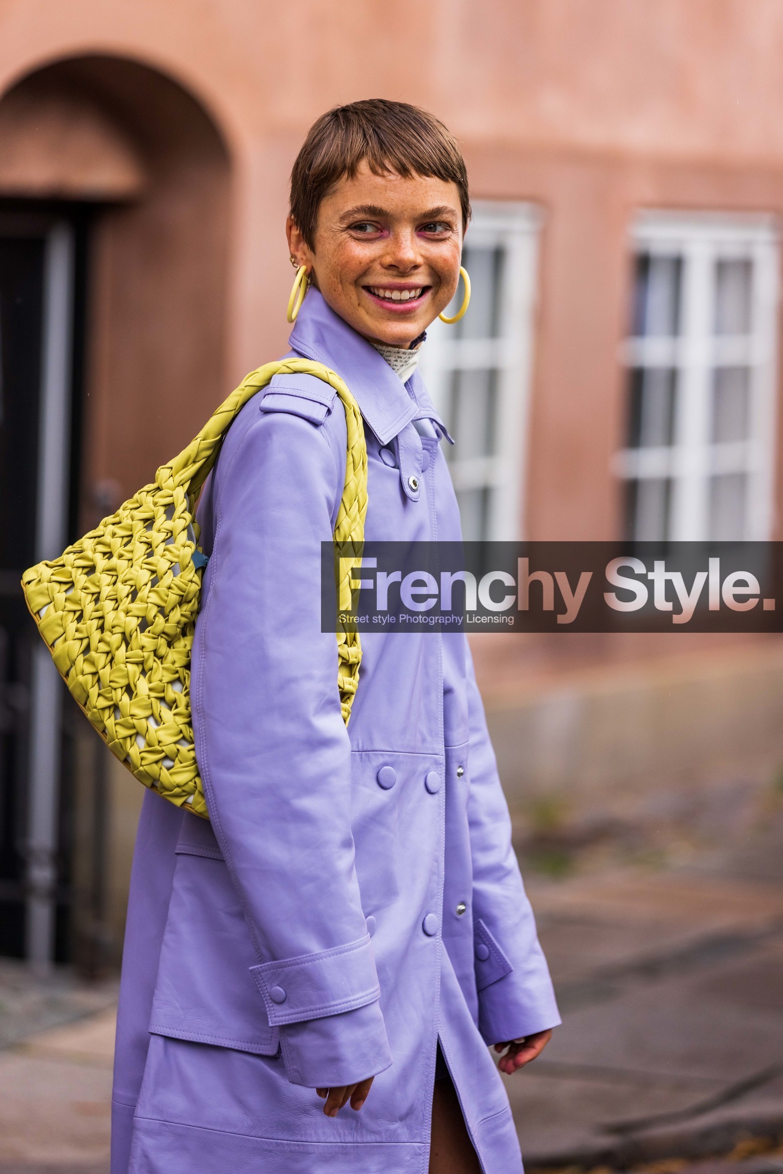 Emma Fridsell, lilac jacket, lilac trenchcoat, lilac leather jacket, lilac leather trenchcoat, yellow earrings, yellow leather bag, shoulder bag, bucket bag, plaited bag, short hair, freckles, purple jacket, purple leather jacket, purple leather trenchcoat, purple trenchcoat, fashion week, frenchystyle, FW, jonathan paciullo, street style, SPRING SUMMER 2022, SS 22, COPENHAGEN, CPHFW, vertical, atmosphere details