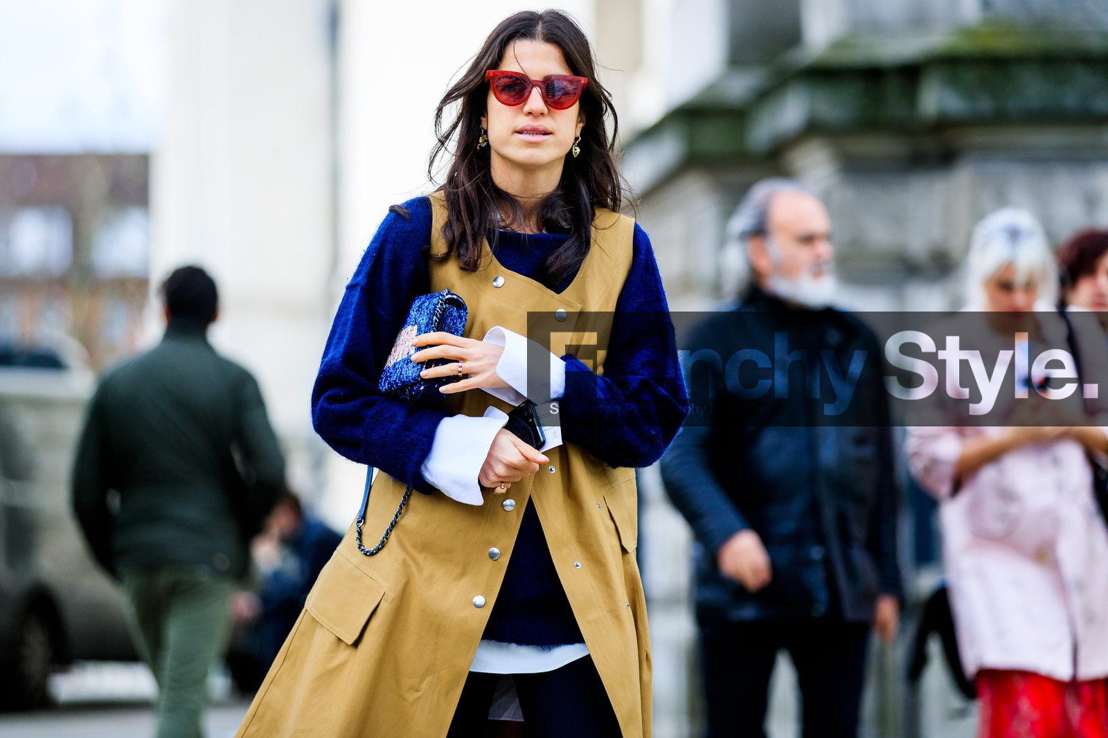 atmosphere details, AUTUMN WINTER 2017-2018, AW 17-18, beige jacket, black pants, blue bag, detail, embroidered bag, FALL WINTER 2017-2018, fashion week, frenchystyle, FW, FW 17-18, horizontal, jonathan paciullo, leandra medine, leather bag, LFW, LONDON, navy sweater, sleeveless, street style, sunglasses, trousers, white shirt