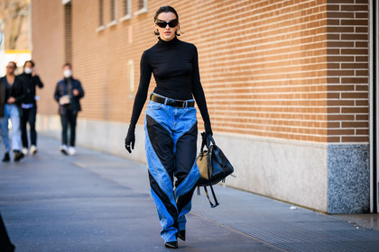 black turtlebeck, black gloves top, black sunglasses, mugler jeans, dual toned jeans, black boots, black handbag, silver ring, short hair, fashion week, frenchystyle, FW, jonathan paciullo, street style, MFW, MILAN, FALL WINTER 2022_2023, AUTUMN WINTER 2022-2023, FW 22-23, horizontal, atmosphere details, full length