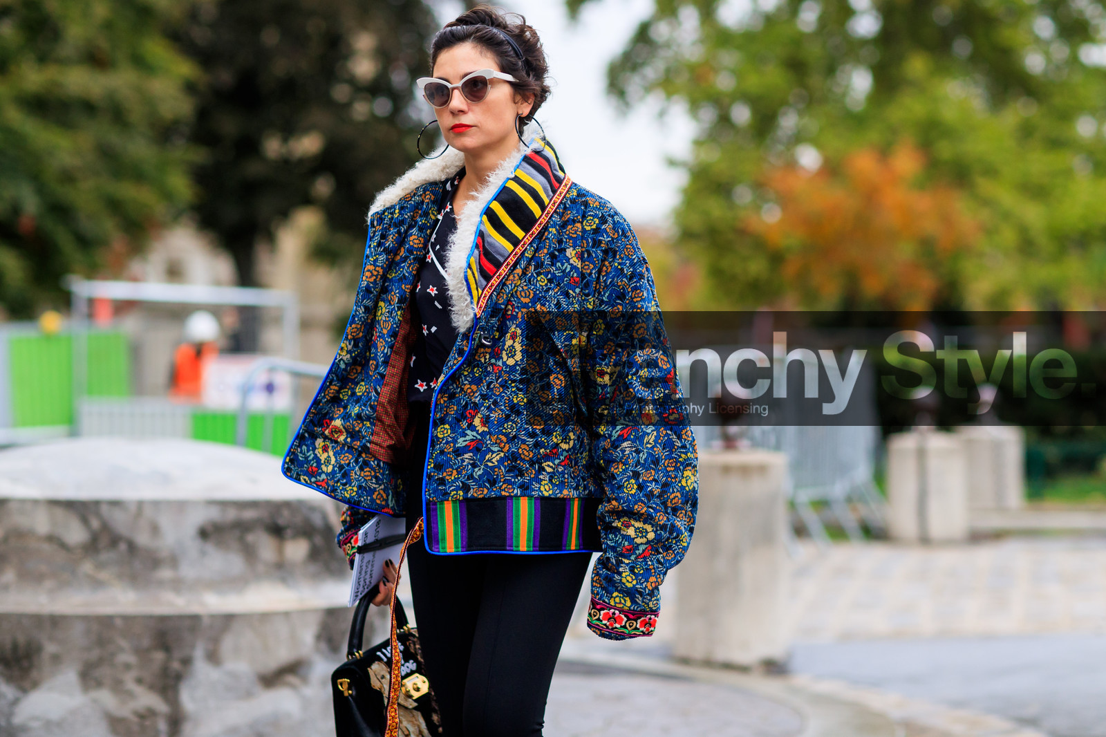 atmosphere details, black bag, detail, etro, fashion week, floral, flowers, frenchystyle, fur collar, FW, graphic bag, graphic jacket, horizontal, jonathan paciullo, leather bag, multicolor jacket, PARIS, PFW, printed bag, printed jacket, SPRING SUMMER 2018, SS 18, street style, sunglasses, trousers
