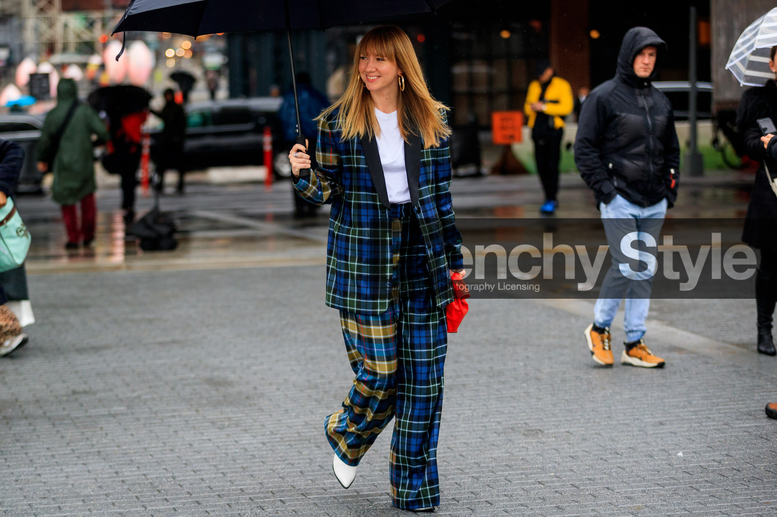 blazer, blue jacket, blue pants, blue suit, checked, checked jacket, checked pants, checked suit, graphic jacket, graphic pants, graphic suit, plaid, printed jacket, printed pants, printed suit, tartan, trousers, white t shirt, street style, jonathan paciullo, FW, frenchystyle, fashion week, NYFW, NEW YORK, AUTUMN WINTER 2018-2019, AW 18-19, FALL WINTER 2018-2019, FW 18-19, atmosphere details, horizontal, full length, lisa aiken