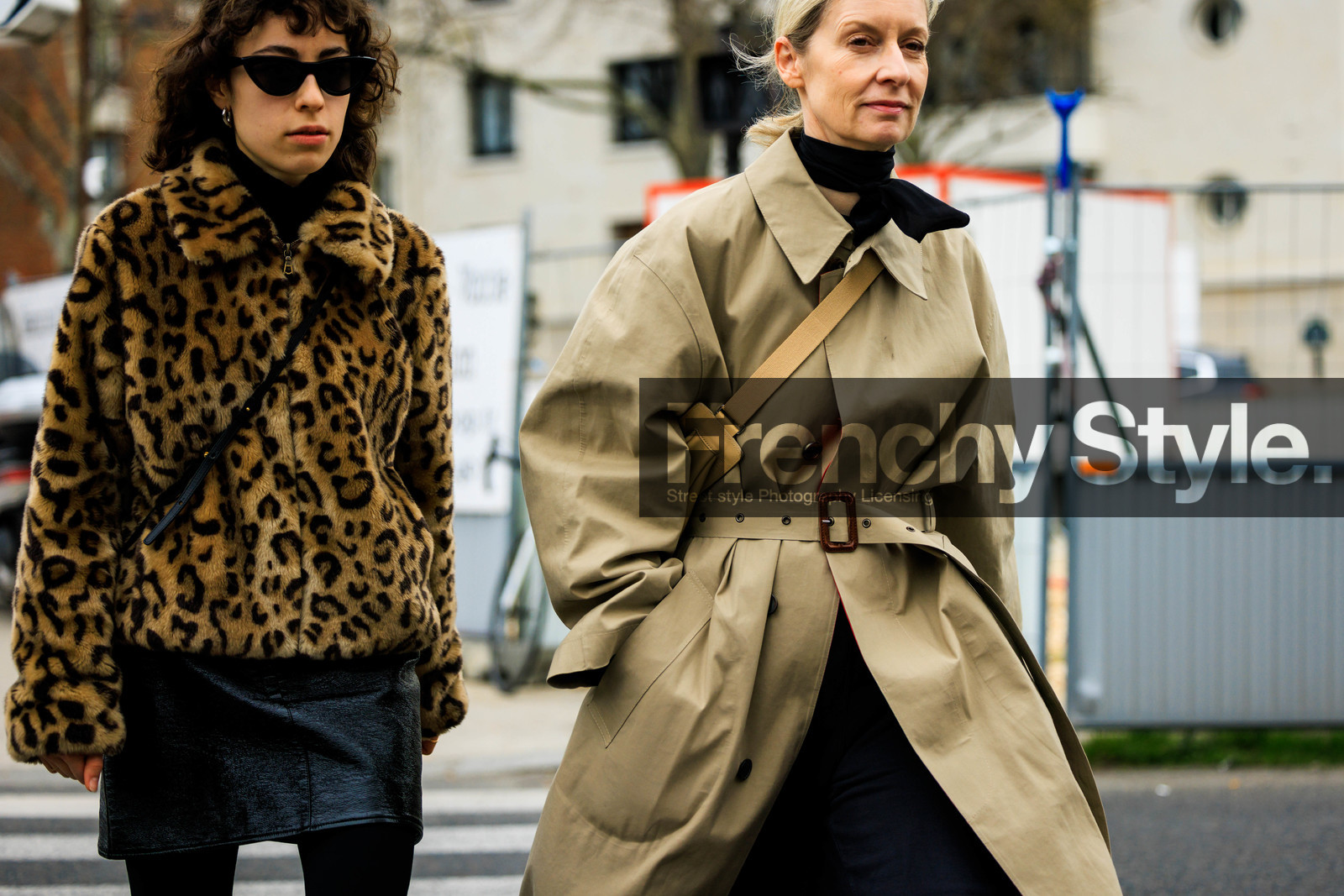 leopard print jacket, black sunglasses, mini skirt, black skirt, leather skirt, classic trench, beige trench, suzanne koller, street style, jonathan paciullo, FW, frenchystyle, fashion week, AUTUMN WINTER 2022-2023, FALL WINTER 2022_2023, FW 22-23, PFW, PARIS, horizontal, atmosphere details, detail
