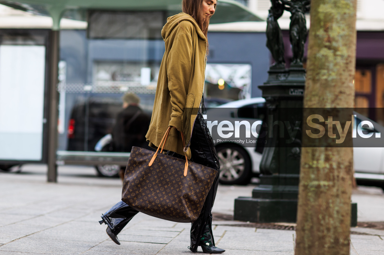 atmosphere details, AUTUMN WINTER 2016-2017, AW 16-17, black pants, brown bag, detail, FALL WINTER 2016-2017, fashion week, frenchystyle, FW, FW 16-17, green jacket, horizontal, jonathan paciullo, kaki jacket, leather bag, leather pants, louis vuitton, monogram, PARIS, PFW, printed bag, street style, trousers, ursina gysi