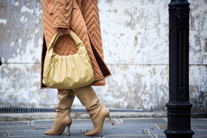 close up detail, bag detail, shoes detail, beige coat, down jacket, acne studios coat, long coat, nude coat, quilted coat, beige leather boots, high boots, high heels boots, beige leather bag, light beige leather bag, hand bag, drape bag, bottega veneta bag, animal skin boots, beige total look, PARIS, PFW, fashion week, frenchystyle, FW, jonathan paciullo, street style, SPRING SUMMER 2021, SS 21, horizontal, atmosphere details, detail