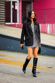 mini dress, printed dress, coperni dress, white dress, logo dress, black blazer, black boots, croco boots, coperni handbag, black bag, coperni, maeva giani marshall, street style, jonathan paciullo, FW, frenchystyle, fashion week, AUTUMN WINTER 2022-2023, FALL WINTER 2022_2023, FW 22-23, PFW, PARIS, full length, vertical
