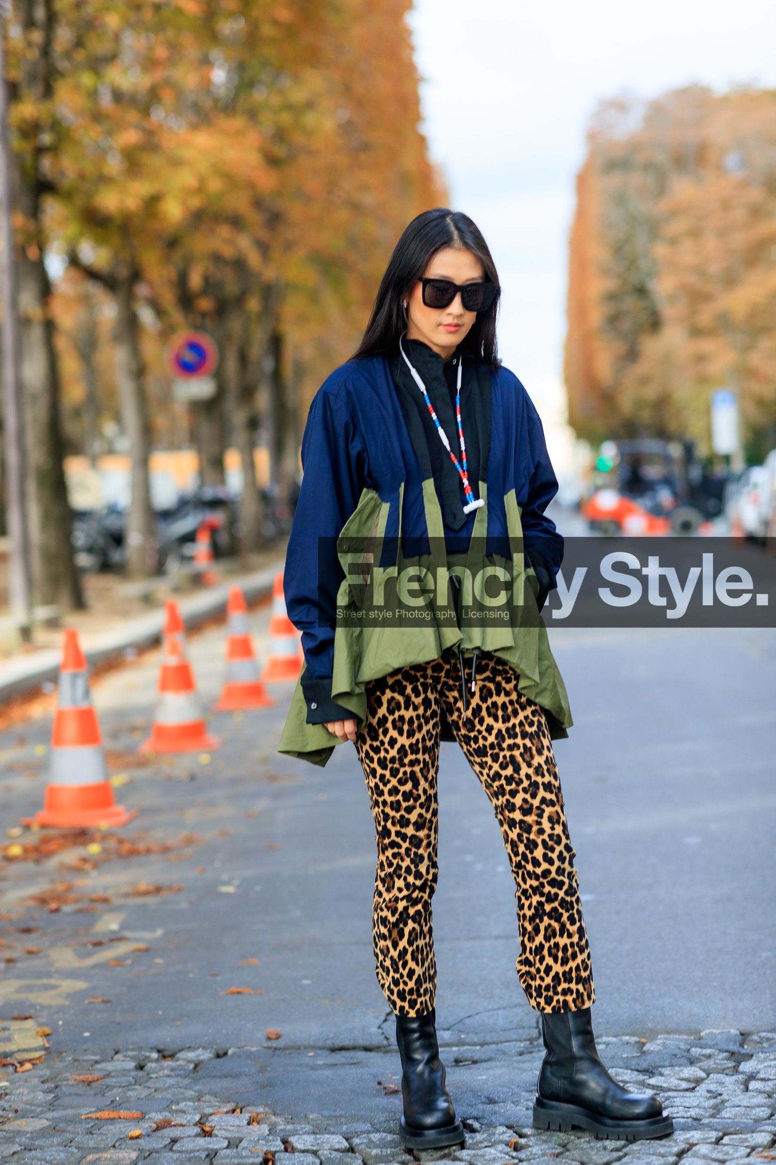 justine lee, kaki jacket, navy blue jacket, zipped jacket, raincoat, leopard printed pants, black sunglasses, big sunglasses, square shape glasses, big sole boots, flat boots, chelsea boots, black leather boots, sacai necklace, airpod, PARIS, PFW, SPRING SUMMER 2020, SS 20, fashion week, frenchystyle, FW, jonathan paciullo, street style, vertical, full length