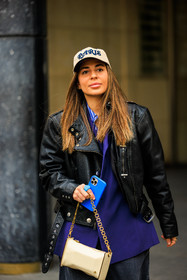 paris cap, printed cap, white cap, leather jacker, biker jacket, purple shirt, oversized shirt, grey jeans, skate look, baggy jeans, chain handbag, fashion week, frenchystyle, FW, jonathan paciullo, street style, AUTUMN WINTER 2022-2023, FALL WINTER 2022_2023, FW 22-23, PFW, PARIS, vertical, detail, beige handbag