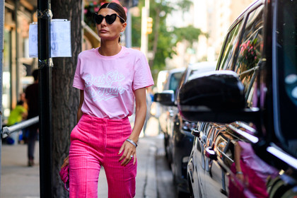 atmosphere details, corduroy, detail, fashion week, frenchystyle, fun sunglasses, FW, giovanna battaglia, horizontal, jonathan paciullo, NEW YORK, NYFW, pink pants, pink t shirt, printed t shirt, SPRING SUMMER 2018, SS 18, street style, sunglasses, trousers
