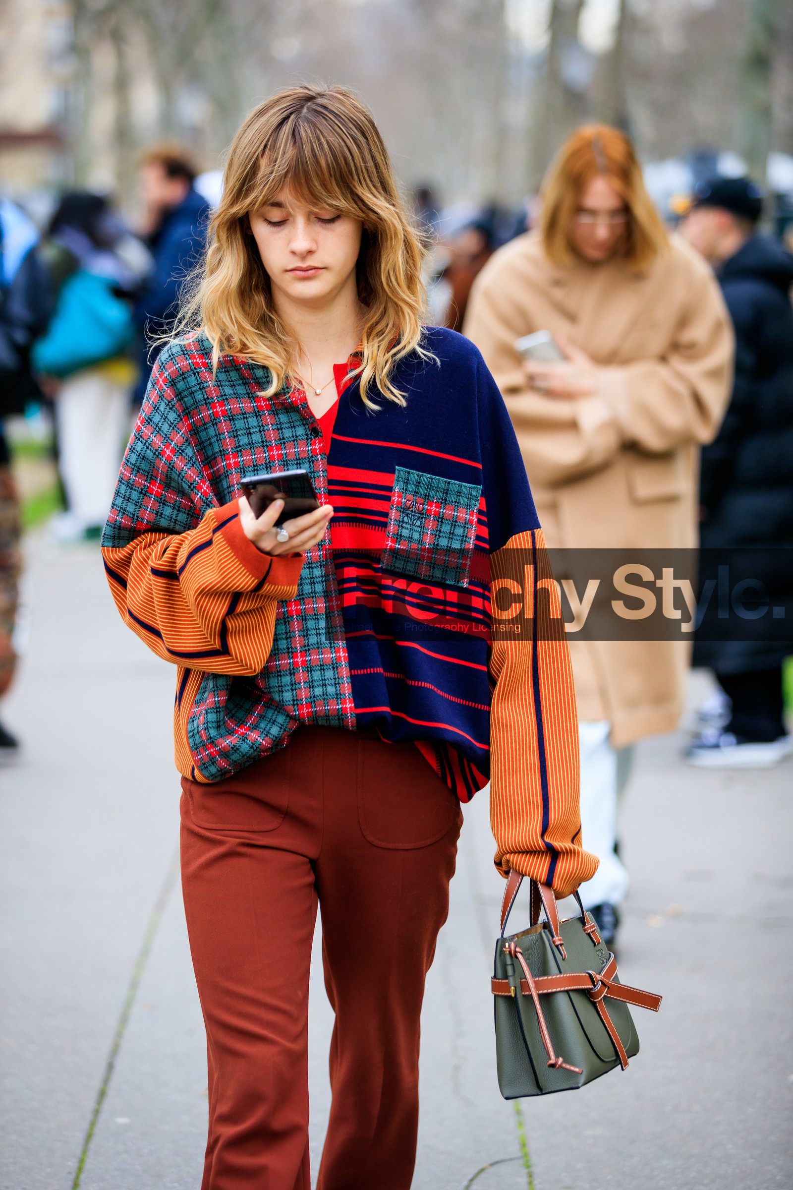 kaki leather bag, hand bag, checked pullover, striped pullover, patchwork pullover, red pullover, green pullover, navy blue pullover, yellow pullover, multicolor pullover, loewe bag, loewe pullover, fashion week, frenchystyle, FW, jonathan paciullo, street style, PFW, PARIS, AUTUMN WINTER 2020-2021, FALL WINTER 2020-2021, FW 20-21, vertical, atmosphere details, detail