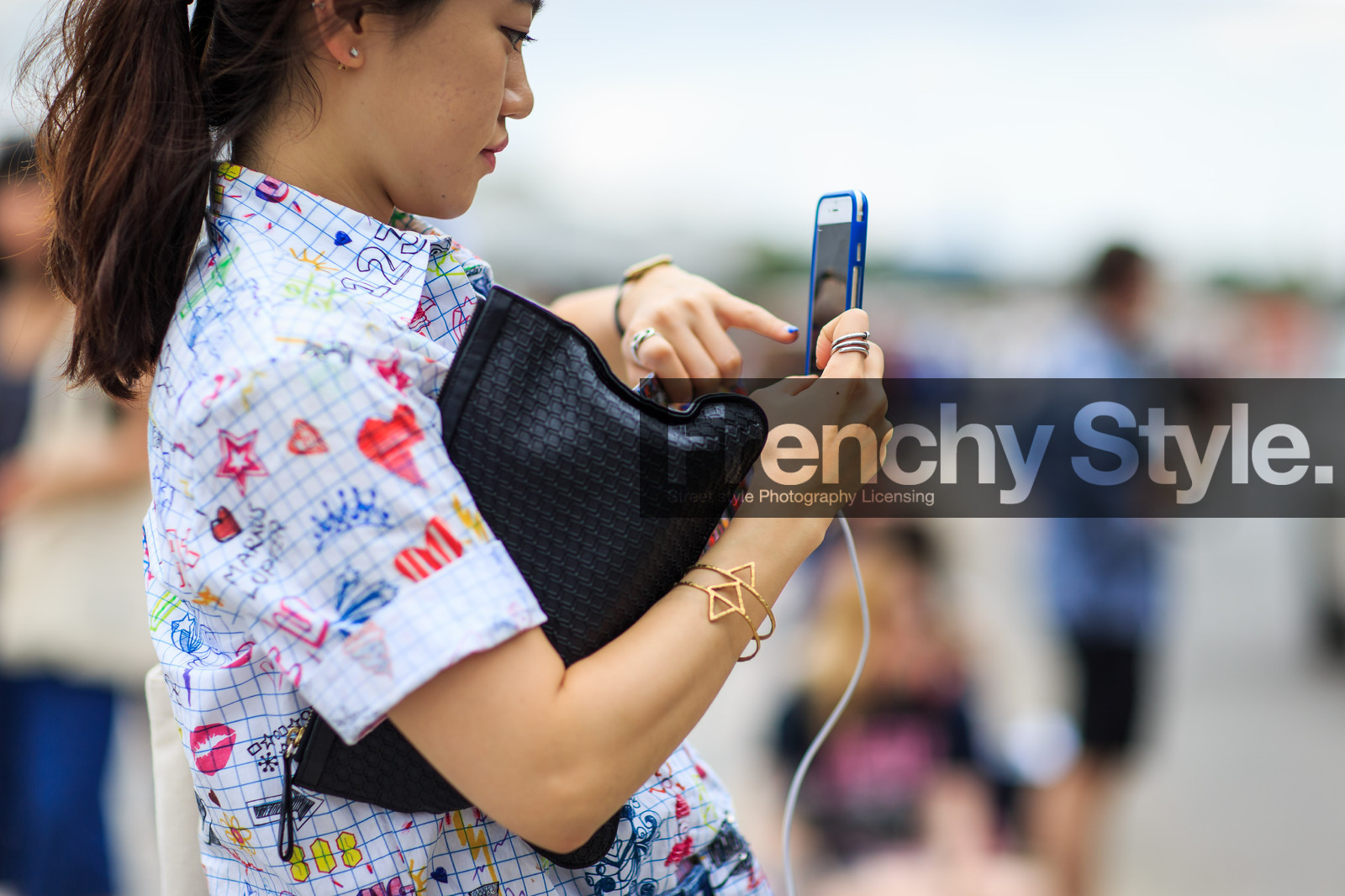 atmosphere details, black clutch, bracelet, cartoon, detail, drawings, fashion week, frenchystyle, FW, golden jewelry, horizontal, iphone, jonathan paciullo, leather clutch, MENSWEAR, PARIS, PFW, printed shirt, SPRING SUMMER 2017, SS 17, street style, white shirt