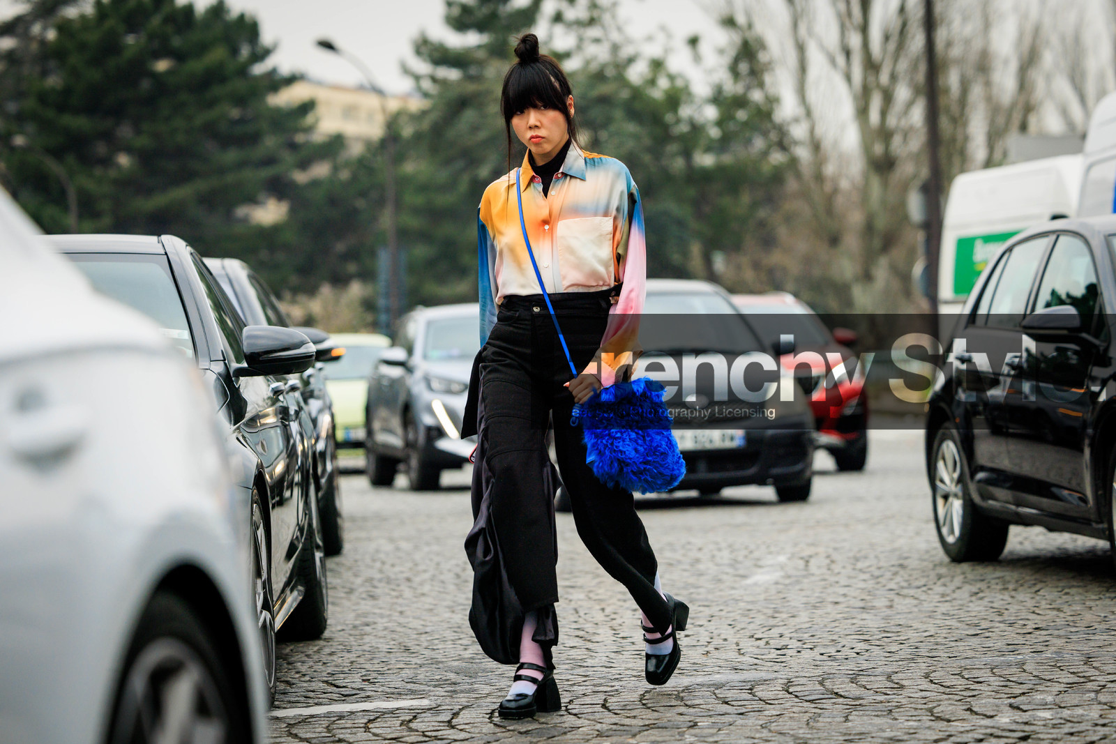 multicolor shirt, black trousers, baggy pants, fringe hair, furry bag, blue bag, crossbody bag, lolita shoes, black shoes, black heels, susie lau, street style, jonathan paciullo, FW, frenchystyle, fashion week, AUTUMN WINTER 2022-2023, FALL WINTER 2022_2023, FW 22-23, PFW, PARIS, horizontal, atmosphere details, full length