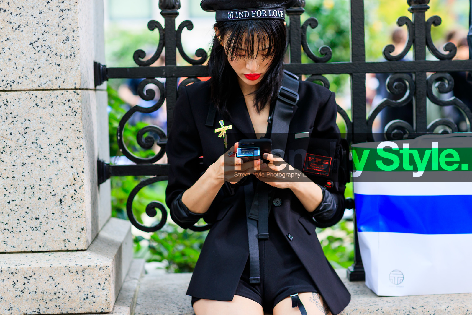 beret, black hat, black jacket, black shorts, blazer, pins, red lips, tone on tone, total look black, model, fashion week, frenchystyle, FW, jonathan paciullo, street style, NYFW, NEW YORK, SPRING SUMMER 2019, SS 19, atmosphere details, horizontal, detail