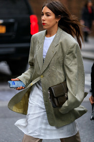 lauren caruso, kaki leather bag, michael kors bag, green jacket, kaki jacket, white t-shirt, white dress, pleated dress, mid long dress, checked jacket, oversize jacket, fashion week, frenchystyle, FW, jonathan paciullo, street style, NYFW, NEW YORK, AUTUMN WINTER 2020-2021, FALL WINTER 2020-2021, FW 20-21, vertical, atmosphere details, detail