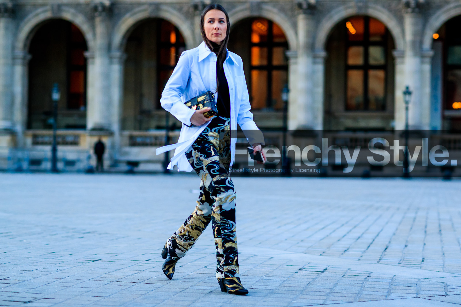 black shoes, black turtleneck, graphic bag, graphic pants, high heels, leather bag, leather shoes, louis vuitton, printed bag, printed pants, trousers, white shirt, street style, jonathan paciullo, FW, frenchystyle, fashion week, PFW, PARIS, AUTUMN WINTER 2018-2019, FALL WINTER 2018-2019, FW 18-19, horizontal, atmosphere details, full length, alice & j.s