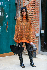 jen wonders, orange pullover, oversize pullover, jacquard pullover, turtleneck pullover, black vinyl pants, polish pants, black leather bag, black leather boots, animal skin bag, round shape bag, hand bag, balenciaga boots, chylak bag, black hat, woolen hat, fashion week, frenchystyle, FW, jonathan paciullo, street style, FALL WINTER 2020-2021, AUTUMN WINTER 2020-2021, FW 20-21, vertical, full length, NYFW, NEW YORK