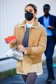 close up, iphone, silve bag, chained bag, leather bomber jacket, camel bomber jacket, mini beige skirt, grey knitted stockings, grey jumper, knitted jumper, school girl skirt, fashion week, frenchystyle, FW, jonathan paciullo, street style, MFW, MILAN, AUTUMN WINTER 2022-2023, FALL WINTER 2022_2023, FW 22-23, vertical, atmosphere details