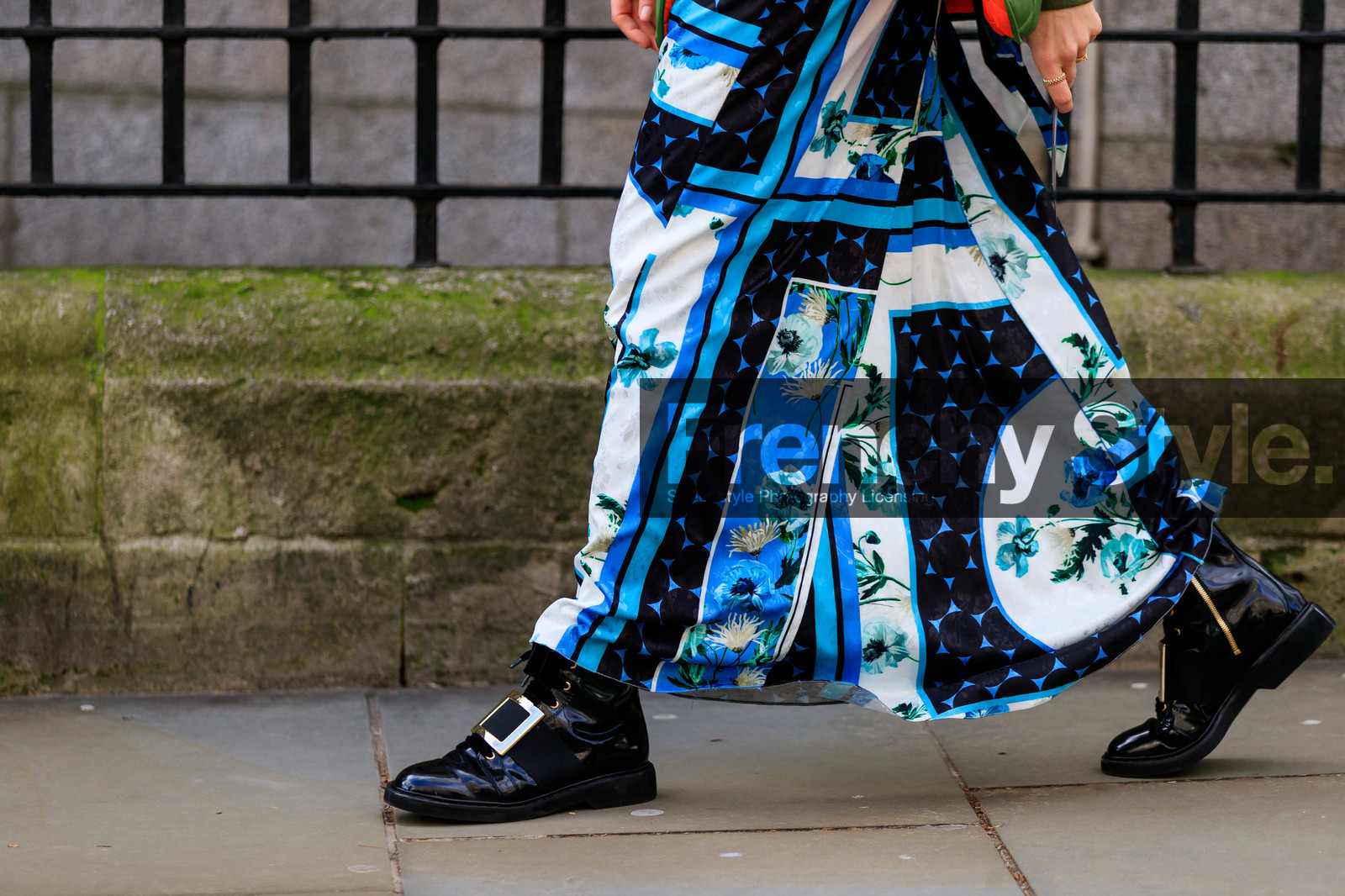 blue dress, light blue dress, cachemere printed dress, navy blue dress, white dress, long dress, floral printed dress, black leather boots, roger vivier shoes, flat boots, laced boots, golden buckle shoes, close up detail, legs detail, shoes detail, fashion week, frenchystyle, FW, jonathan paciullo, street style, LFW, LONDON, AUTUMN WINTER 2020-2021, FALL WINTER 2020-2021, FW 20-21, horizontal, atmosphere details, detail
