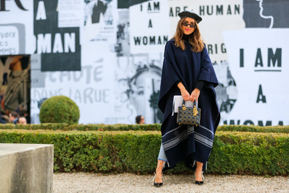 beret, black bag, black hat, black shoes, blue coat, christian dior, graphic bag, high heels, leather bag, leather shoes, poncho, printed bag, red lips, studs, sunglasses, fashion week, frenchystyle, FW, jonathan paciullo, street style, PFW, PARIS, AUTUMN WINTER 2018-2019, FALL WINTER 2018-2019, FW 18-19, horizontal, atmosphere details, full length