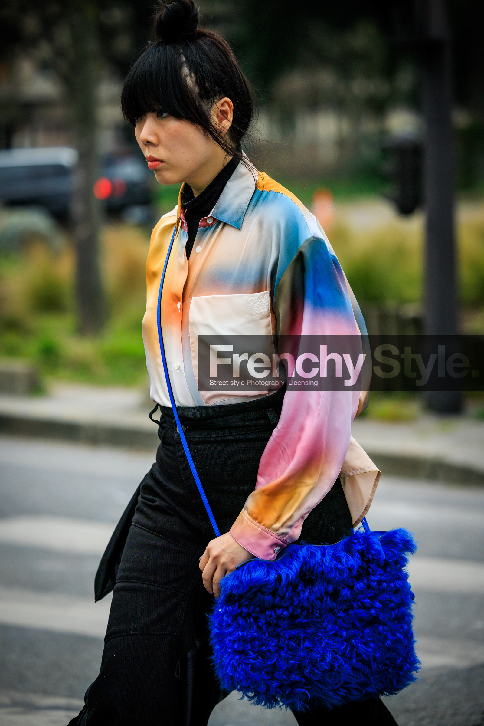 multicolor shirt, black trousers, baggy pants, fringe hair, furry bag, blue bag, crossbody bag, susie lau, street style, jonathan paciullo, FW, frenchystyle, fashion week, AUTUMN WINTER 2022-2023, FALL WINTER 2022_2023, FW 22-23, PFW, PARIS, vertical, detail