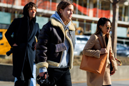 black pants, brown jacket, earrings, fur collar, grey sweater, hoodie, leather bag, leather jacket, mini bag, shearling, shiny bag, silver bag, sunglasses, trousers, street style, jonathan paciullo, FW, frenchystyle, fashion week, NYFW, NEW YORK, AUTUMN WINTER 2018-2019, AW 18-19, FALL WINTER 2018-2019, FW 18-19, atmosphere details, horizontal, detail, sabrina meijer
