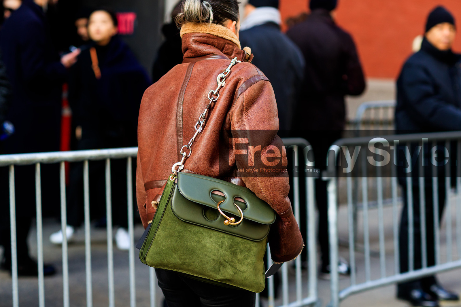 atmosphere details, AUTUMN WINTER 2017-2018, AW 17-18, back detail, brown jacket, detail, FALL WINTER 2017-2018, fashion week, frenchystyle, FW, FW 17-18, green bag, horizontal, jonathan paciullo, jw anderson, leather bag, leather jacket, NEW YORK, NYFW, shearling, street style, suede bag