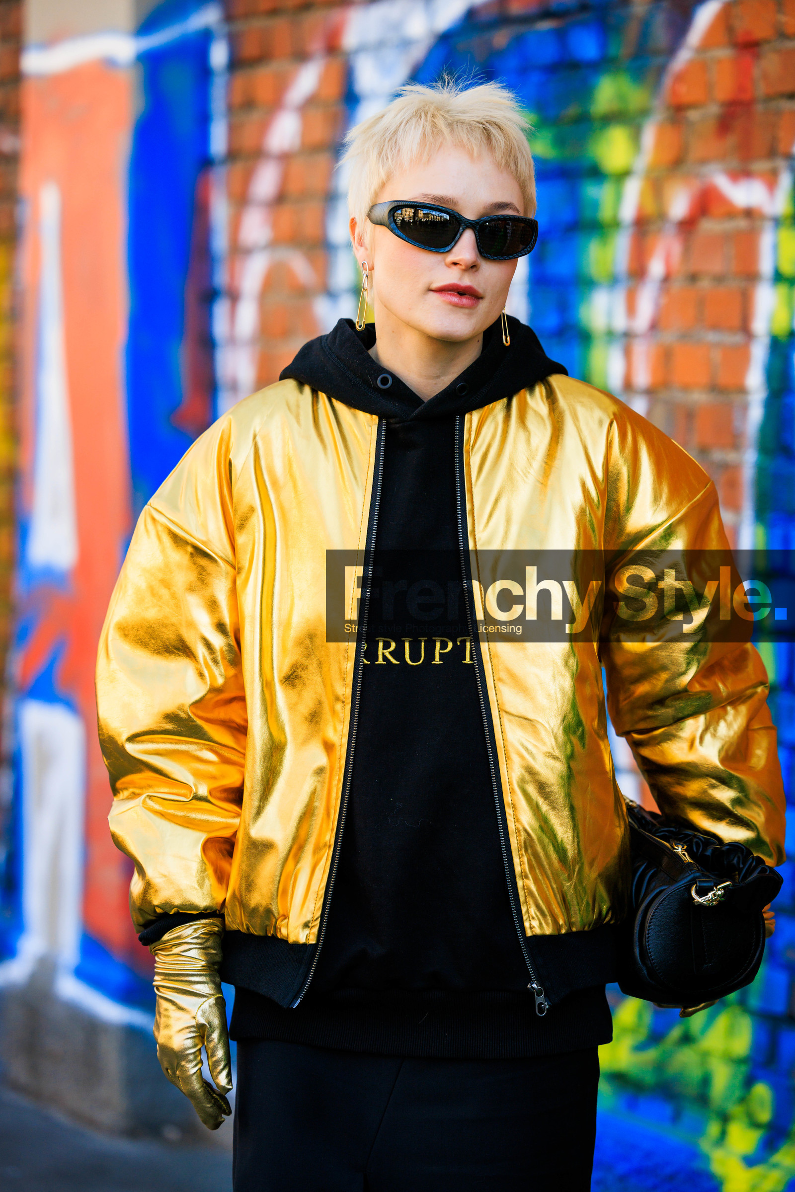 details, golden jacket, bomber jacket, black sunglasses, pendant earrings, golden loops, golden gloves, black hoodie, black pouch, black bag, fashion week, frenchystyle, FW, jonathan paciullo, street style, MFW, MILAN, FALL WINTER 2022_2023, AUTUMN WINTER 2022-2023, FW 22-23, vertical, atmosphere details