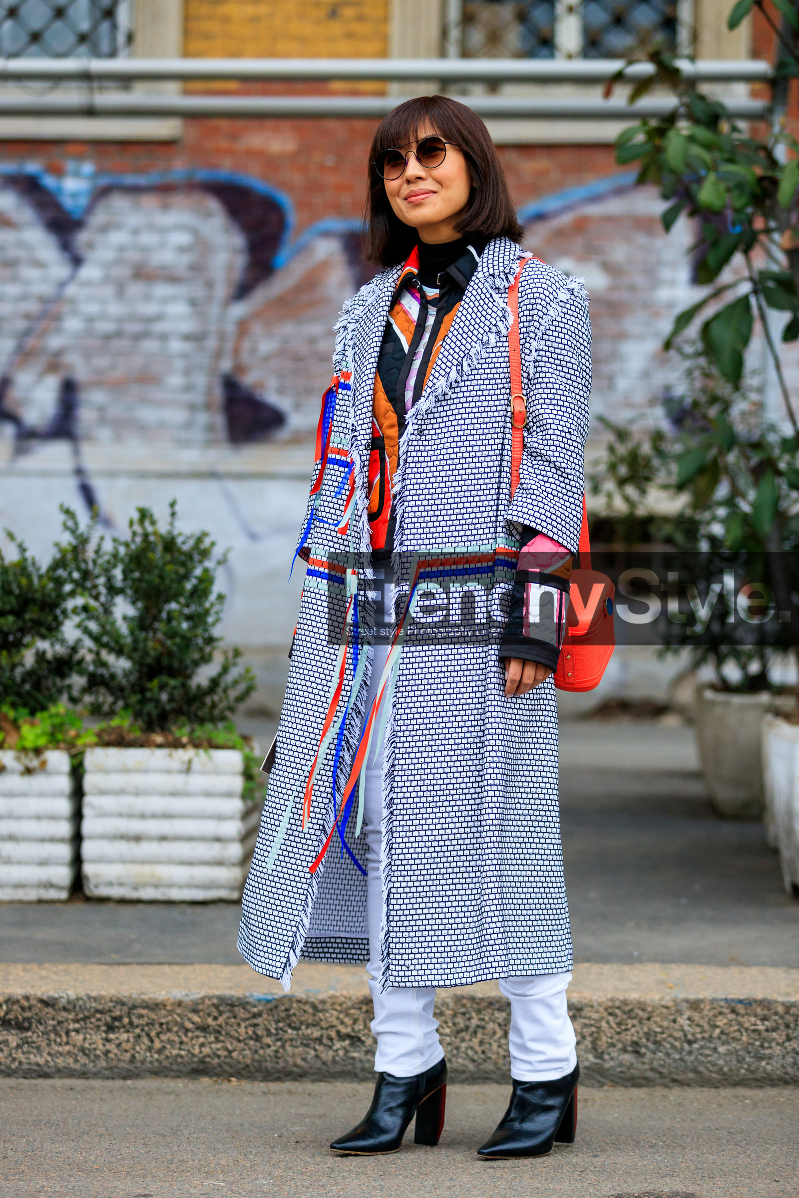 AUTUMN WINTER 2017-2018, AW 17-18, black shoes, denim pants, FALL WINTER 2017-2018, fashion week, frenchystyle, full length, FW, FW 17-18, graphic coat, high heels, jeans, jonathan paciullo, leather bag, leather shoes, liz yu, MFW, MILAN, orange bag, orange jacket, printed coat, printed jacket, printed shirt, red bag, street style, sunglasses, trousers, vertical, vêtements, white denim
