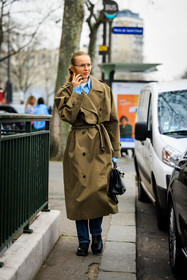 kaki trench, classic trench, blue shirt, black handbag, leather handbag, black boots, jeans, alexandra carl, street style, jonathan paciullo, FW, frenchystyle, fashion week, AUTUMN WINTER 2022-2023, FALL WINTER 2022_2023, FW 22-23, PFW, PARIS, full length, vertical