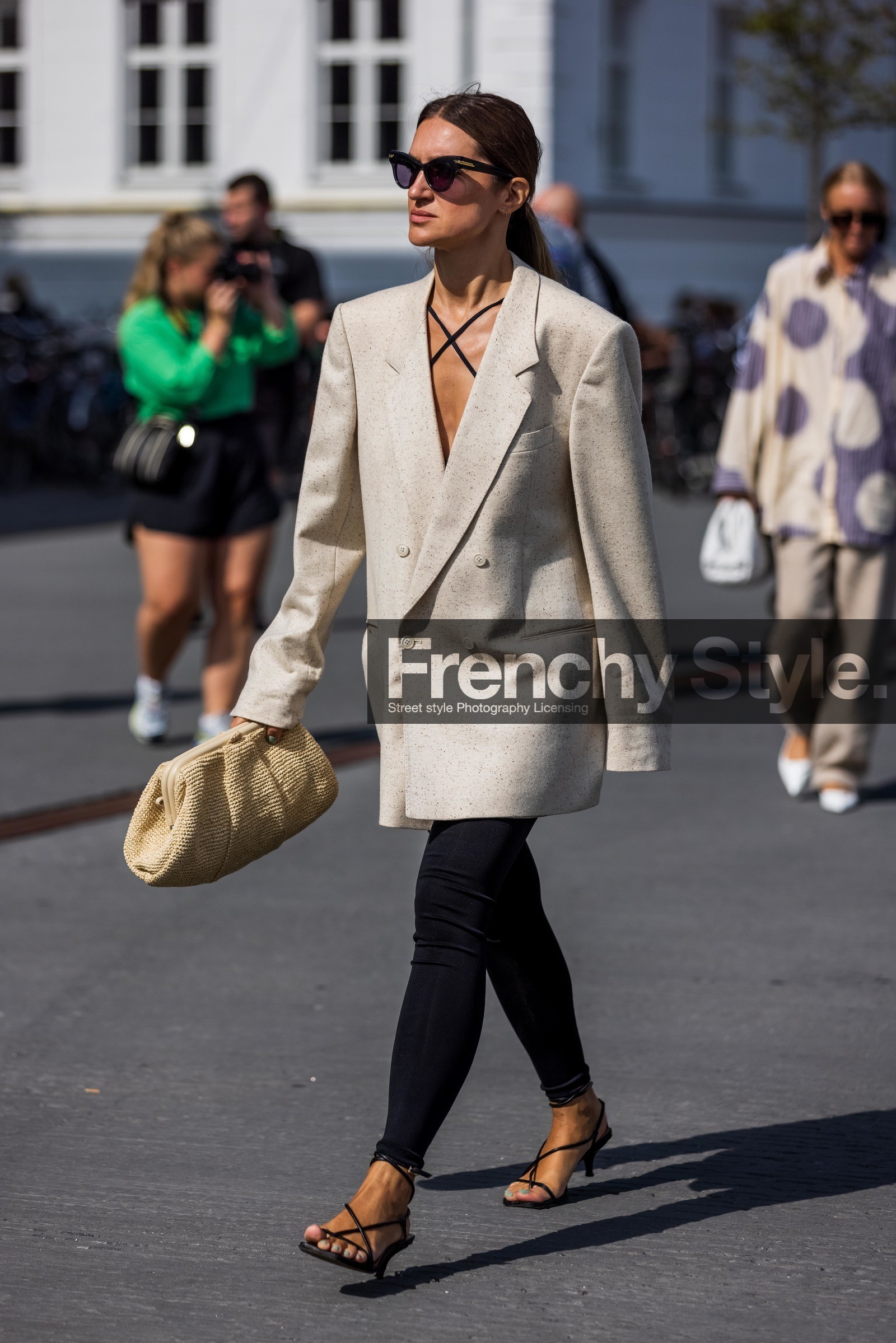 white jacket, light beige jacket, oversize jacket, black legging, legging pants, black pants, black leather sandals, multi straps sandals, beige bag, beige clutch, straw clutch, straw bag, bottega veneta sunglasses, fashion week, frenchystyle, FW, jonathan paciullo, street style, SPRING SUMMER 2022, SS 22, COPENHAGEN, CPHFW, vertical, full length