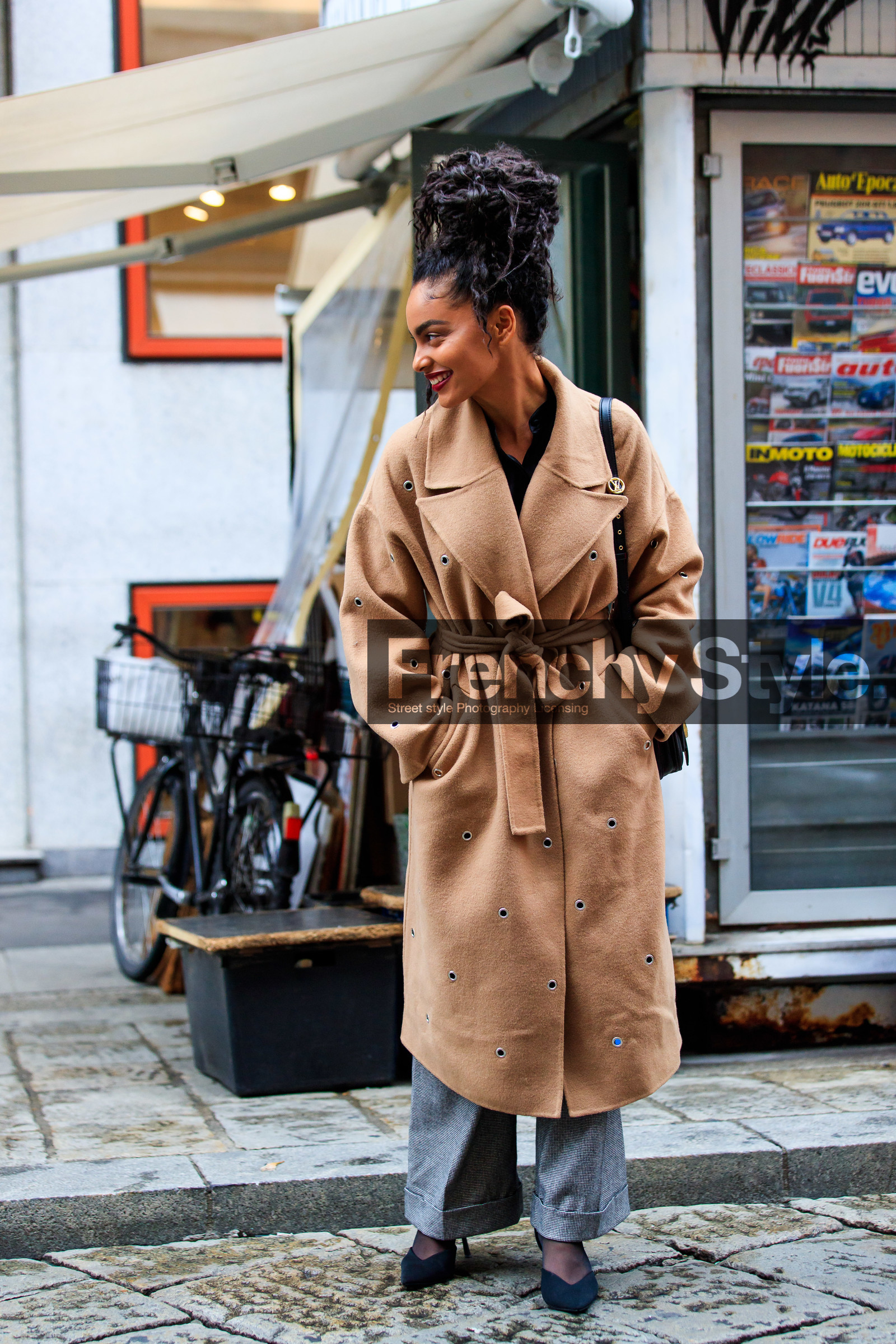 beige coat, belted coat, openwork coat, grey pants, flare pants, checked pants, black pumps, suede pumps, sharon alexie, street style, jonathan paciullo, FW, frenchystyle, fashion week, MFW, MILAN, SPRING SUMMER 2021, SS 21, vertical, full length